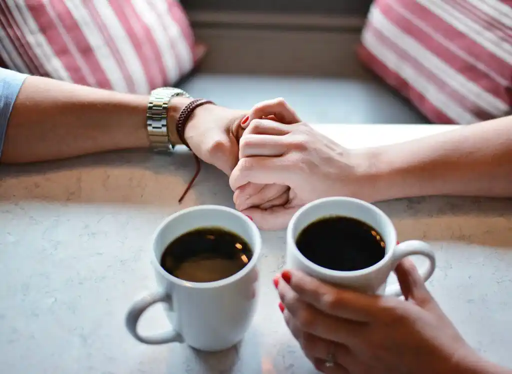 tomados de la mano disfrutando de un excelente cafe